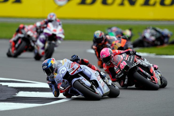 Ducati Gresini e Aprilia in pista in gara, seguite da altre MotoGP