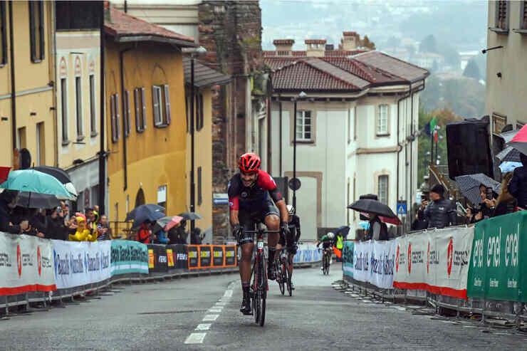 Un ciclista in salita alla Gran Fondo Il Lombardia 