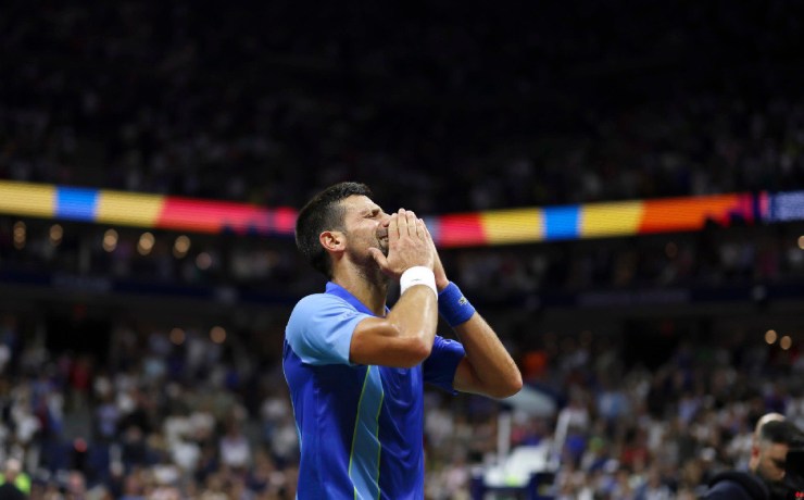 Novak Djokovic in lacrime dopo aver vinto il suo 24° Slam