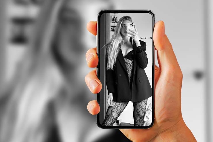 Gaia Sabbatini abito trasparenze selfie specchio