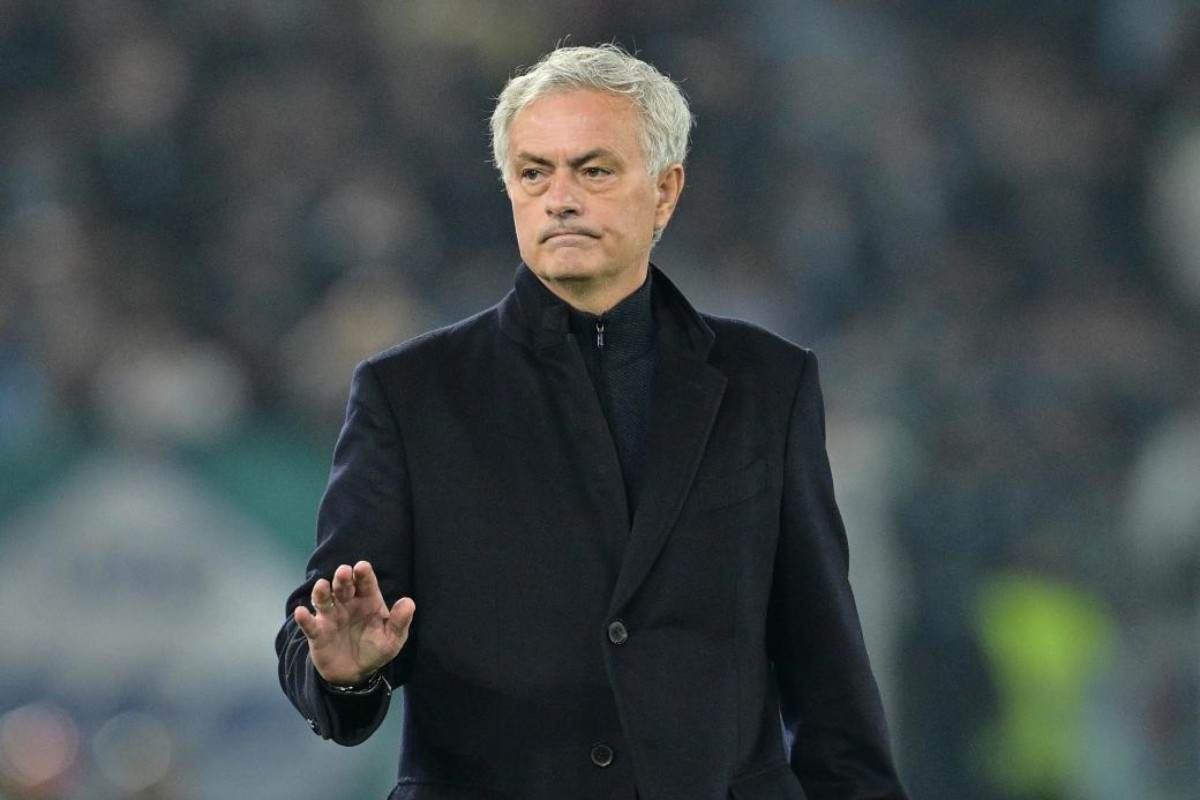 Jose Mourinho saluta uno dei suoi leader