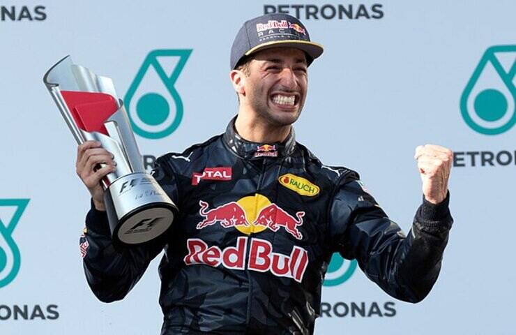 Daniel Ricciardo vince con la Redbull e solleva la coppa