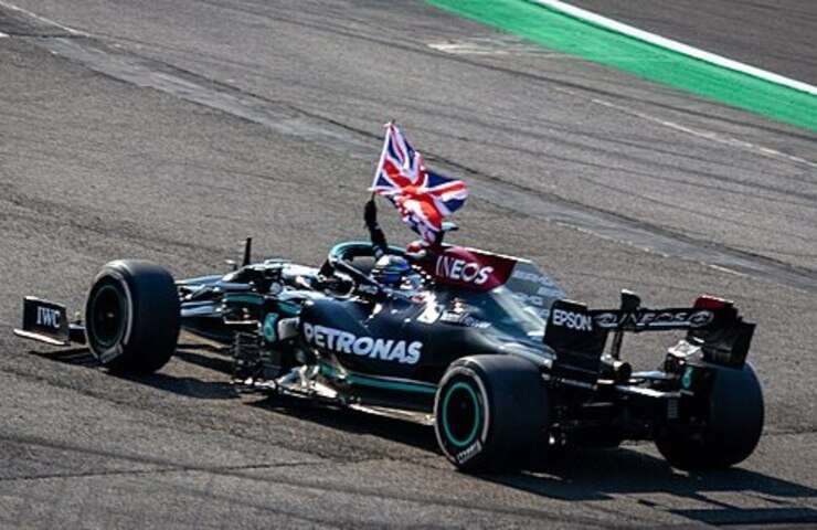 Lewis Hamilton vince con la Mercedes e fa sventolare bandiera inglese