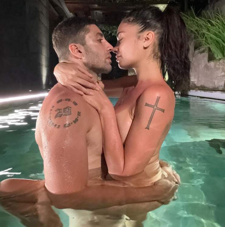 Elodie e Andrea Iannone nudi in piscina