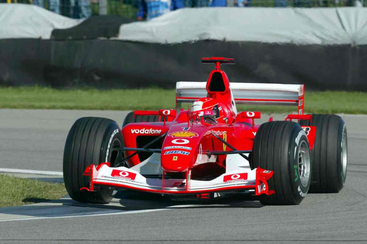 Leclerc guida Ferrari di Schumacher