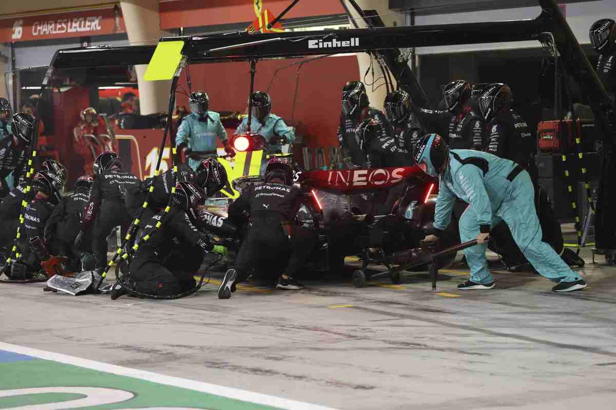 Problemi per Hamilton con la Mercedes a Bahrein