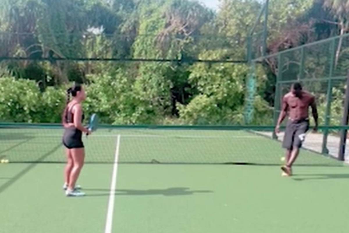 Mario Balotelli palleggia con una pallina da tennis, il video è virale 