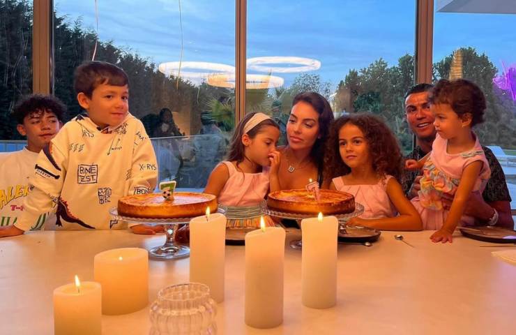 Georgina Rodriguez con Ronaldo e i figli