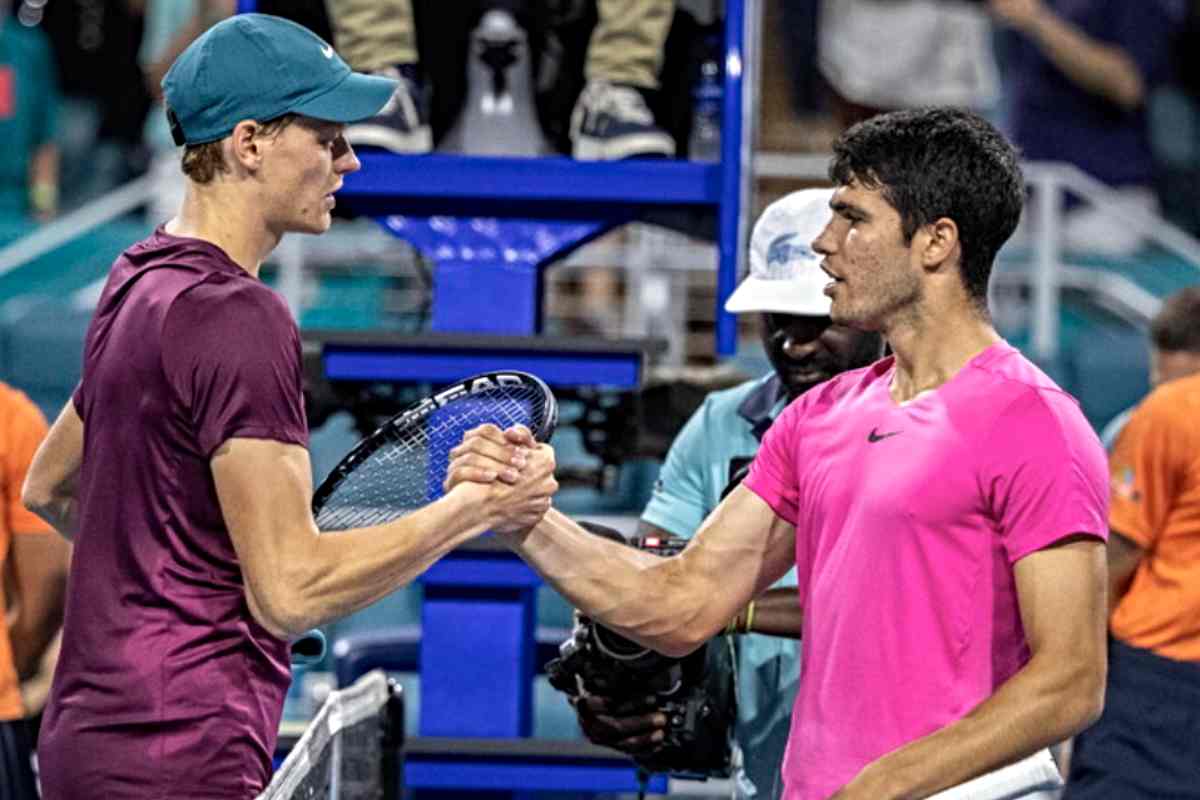 I due tennisti si stringono la mano