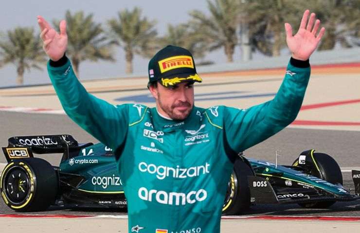 Il pilota Alonso su Aston Martin