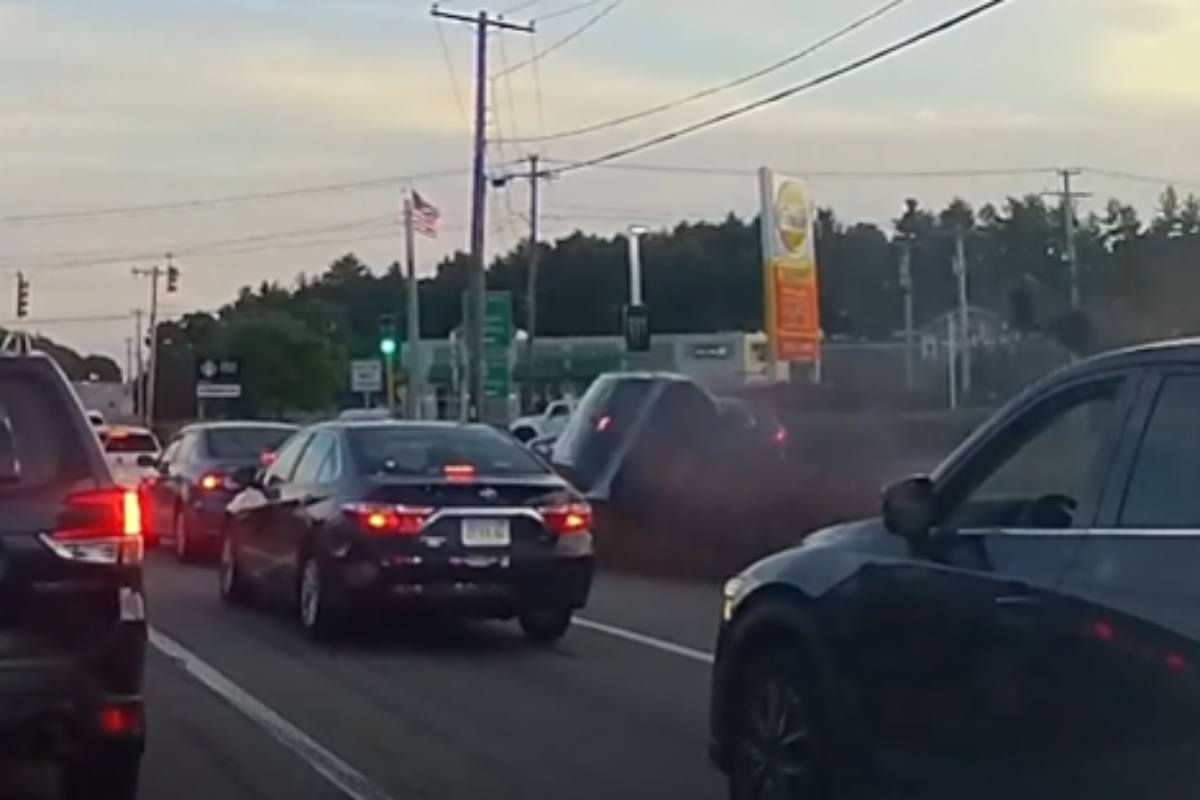 Auto si schianta in uno Starbucks, come è successo