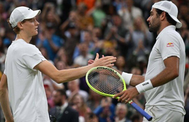 Gli azzurri Sinner e Berrettini si stringono la mano