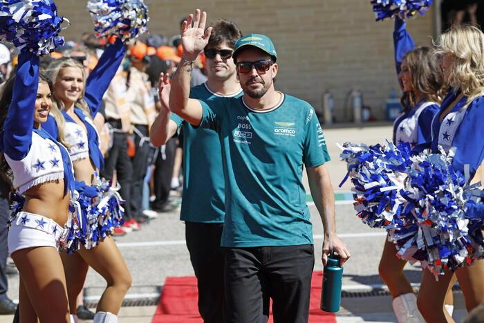 Alonso sfida il destino con un casco speciale per il suo 400° Gran Premio