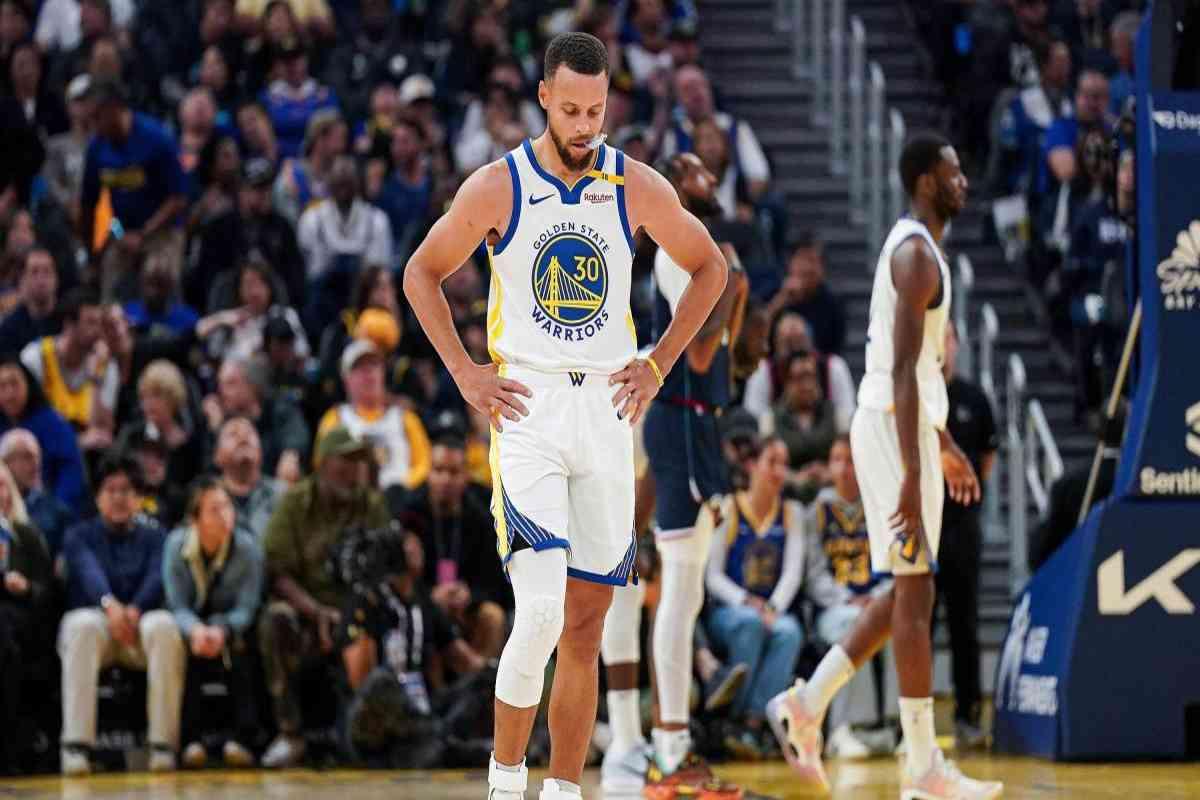 Doppio shock per i Golden State Warriors: sconfitta contro i Clippers e infortunio di Curry, mentre i Bucks cadono a Brooklyn