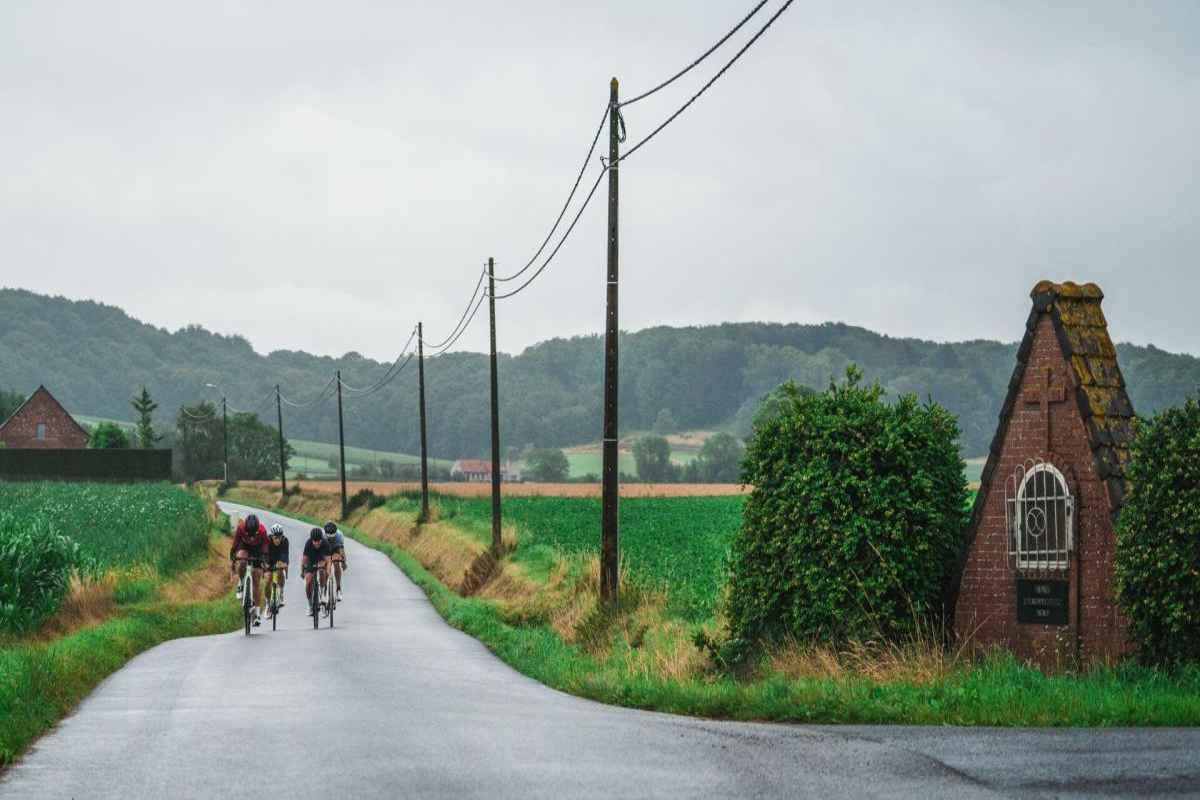 Epica sfida ciclistica attraverso le strade della Fiandre