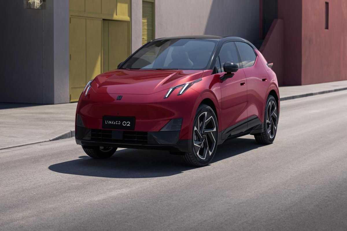 Esperienza di guida con il Lynk & Co 02: il crossover coupé elettrico