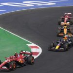 Ferrari trionfa in Messico: Sainz festeggia, Leclerc terzo. Norris e Verstappen nel caos