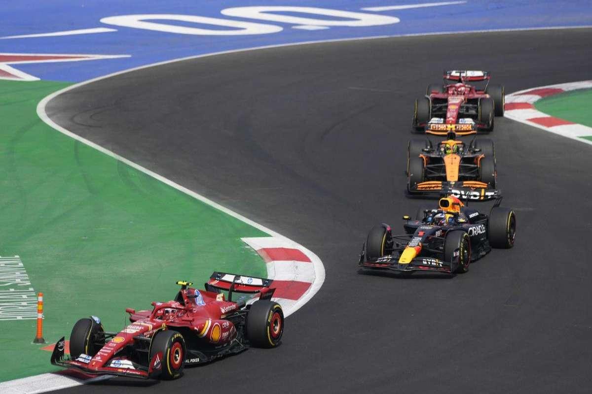 Ferrari trionfa in Messico: Sainz festeggia, Leclerc terzo. Norris e Verstappen nel caos