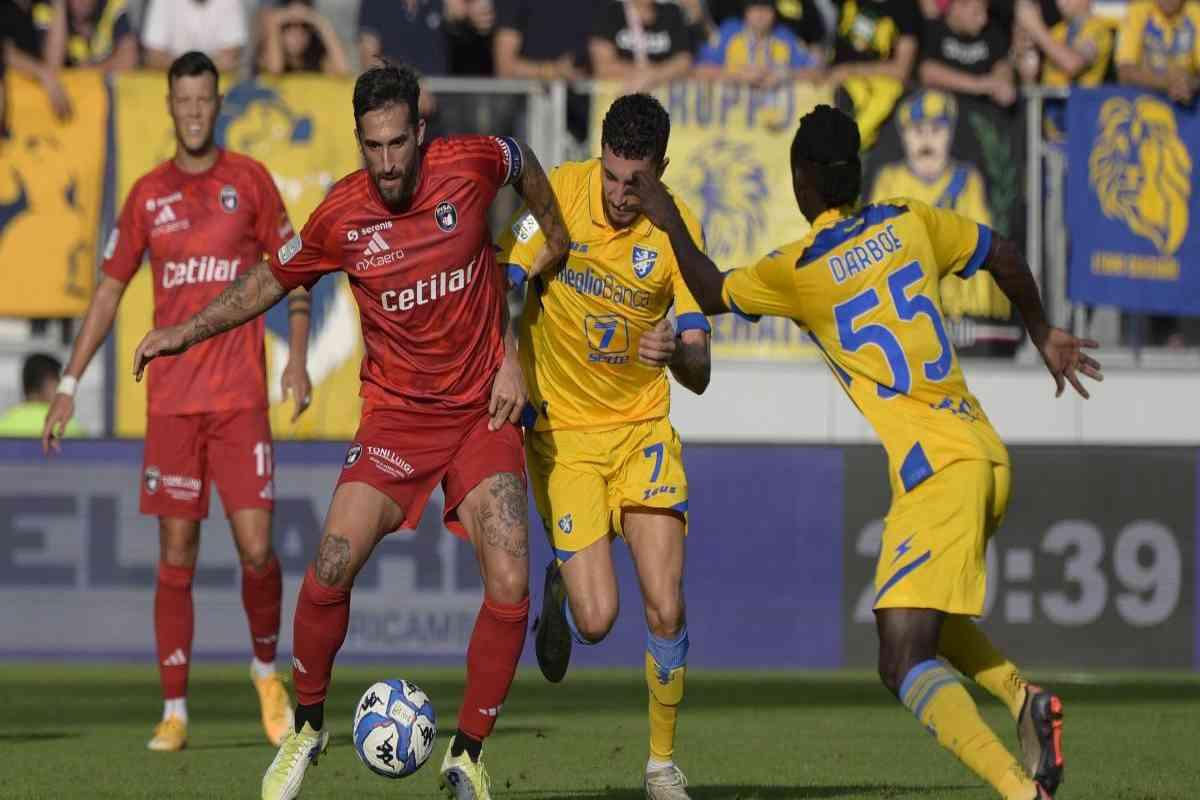 Frosinone tiene testa alla capolista Pisa con un uomo in meno per tutto il match. Sampdoria ok, Catanzaro segna il tris