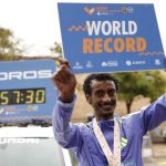 Kejelcha fa la storia con un record mondiale nella mezza maratona