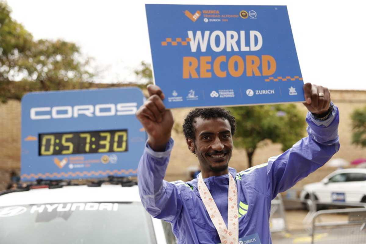 Kejelcha fa la storia con un record mondiale nella mezza maratona