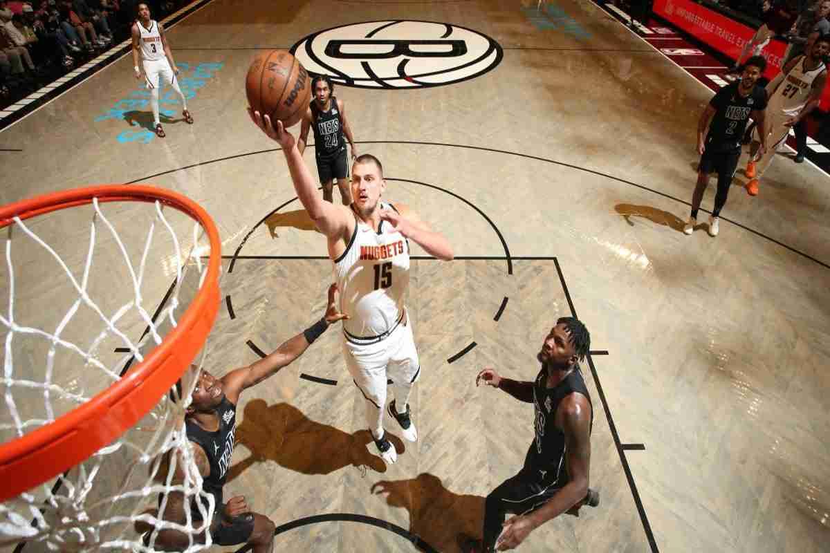 La magia di Jokic porta i Nuggets in alto, Irving e Doncic protagonisti per i Mavs