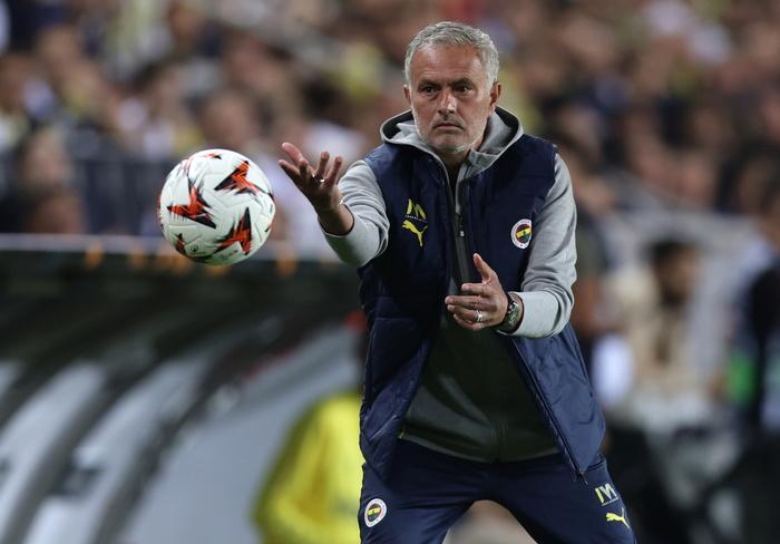 Mourinho si trasforma in 'The Crying One' durante lo show in Turchia