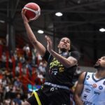 Super Jones guida la vittoria epica di Cremona a Napoli