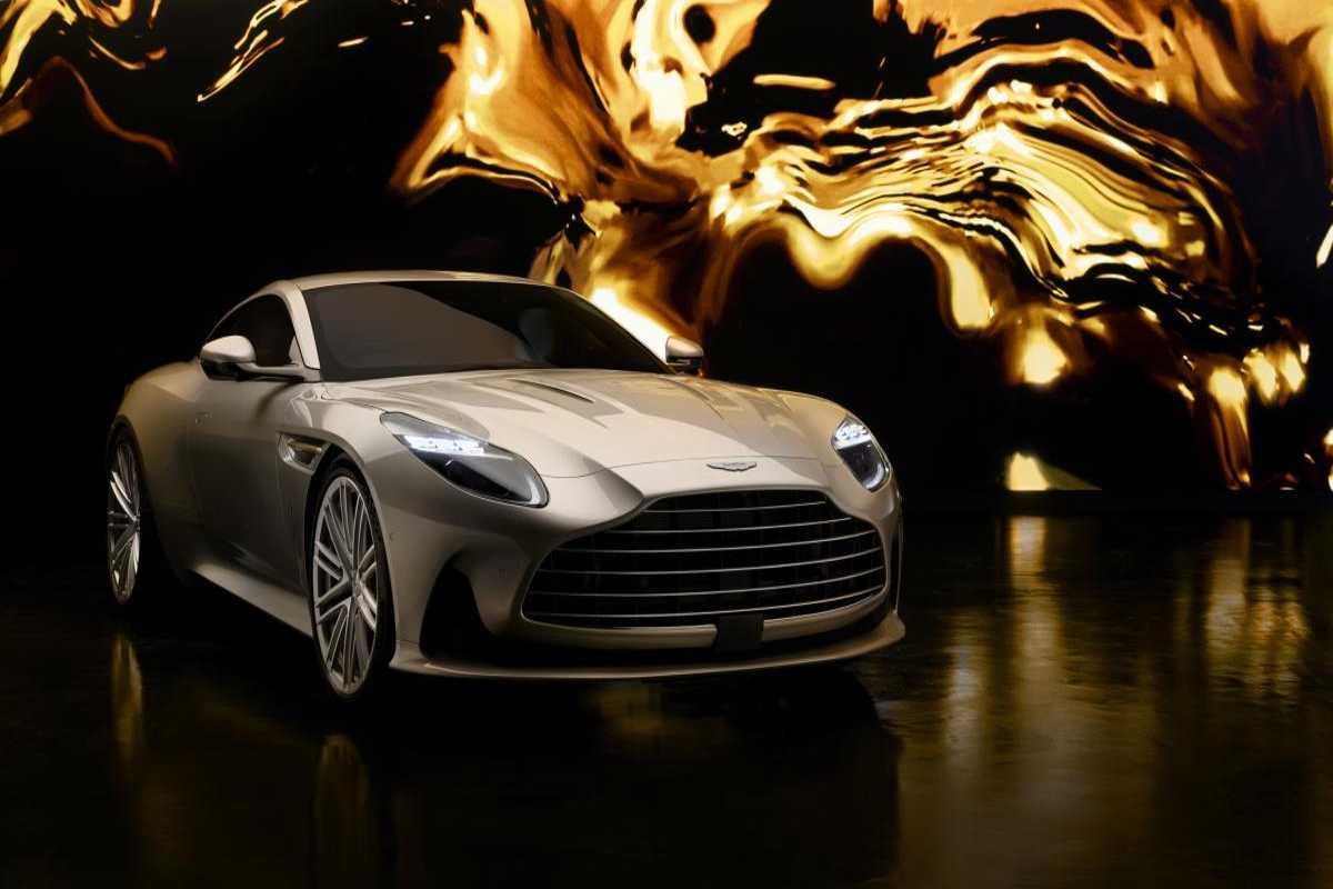 Aston Martin DB12 Goldfinger Edition: l'auto di 007 che conquista il cuore degli appassionati