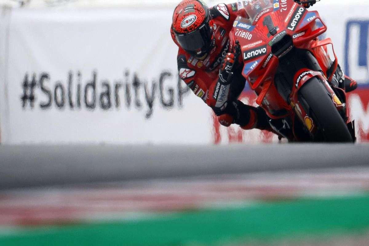 Bagnaia resiste e conquista la pole a Barcellona, Martin in quarta posizione