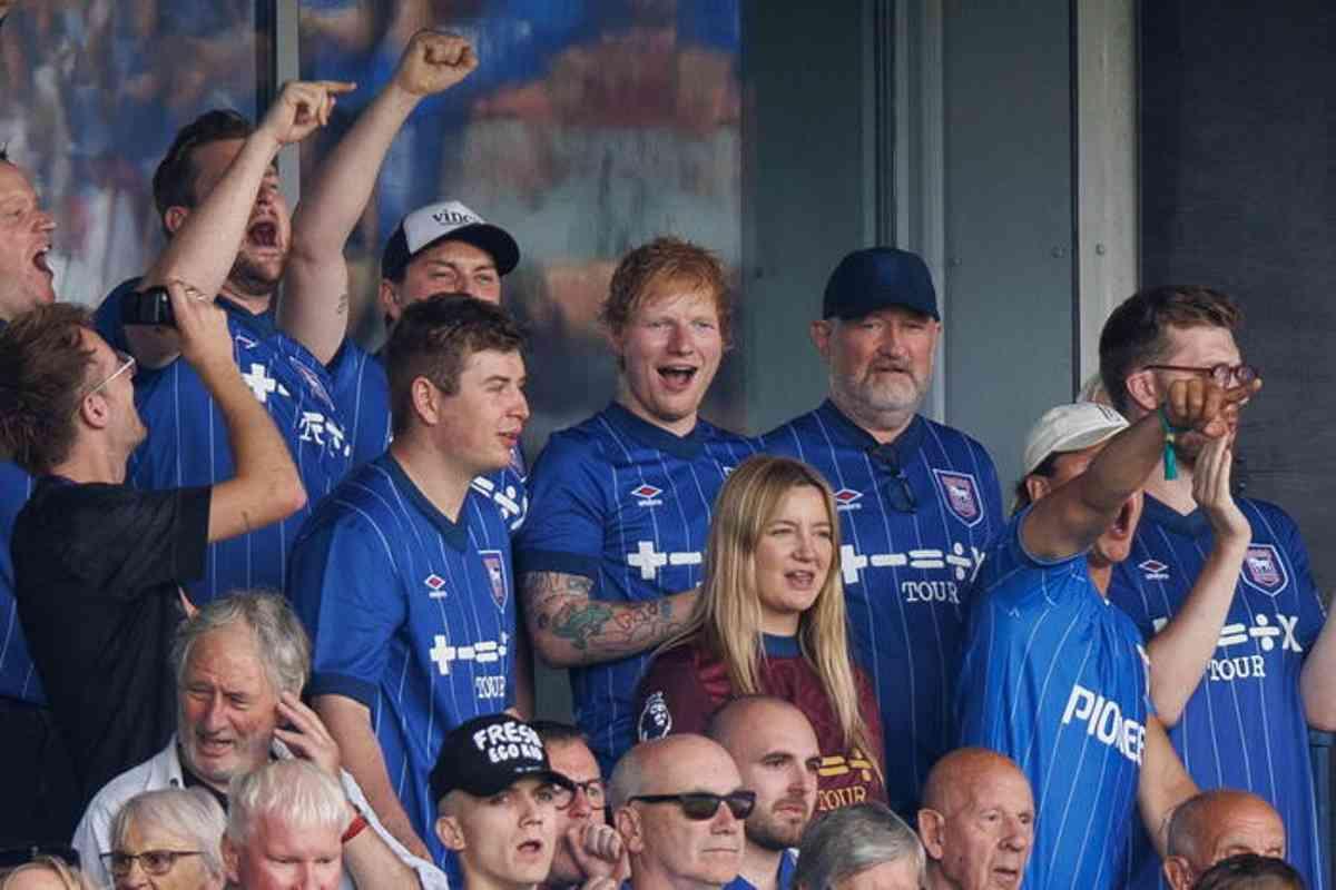 Ed sheeran sostiene ipswich nell'acquisto di un nuovo talento calcistico