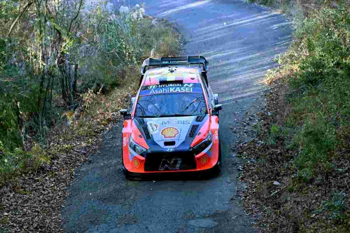 Evans trionfa nel rally del giappone, neuville conquista il titolo mondiale