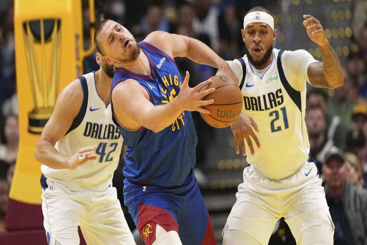 Jokic rientra, ma denver crolla contro dallas mentre philadelphia stupisce con mccain