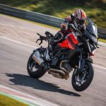 KTM 1390 Super Duke GT: L'Hypernaked che Conquista la Strada e il Viaggio