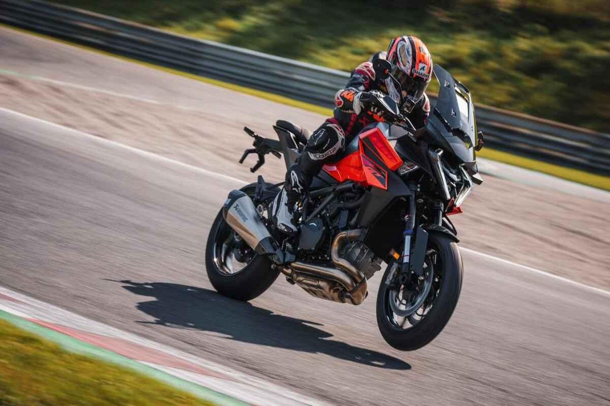 KTM 1390 Super Duke GT: L'Hypernaked che Conquista la Strada e il Viaggio