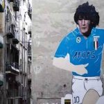 Turisti in fila per il murale di maradona: un'icona che supera il colosseo