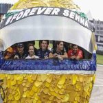 Vettel sorprende con un omaggio ecologico a Senna: un maxicasco di rifiuti