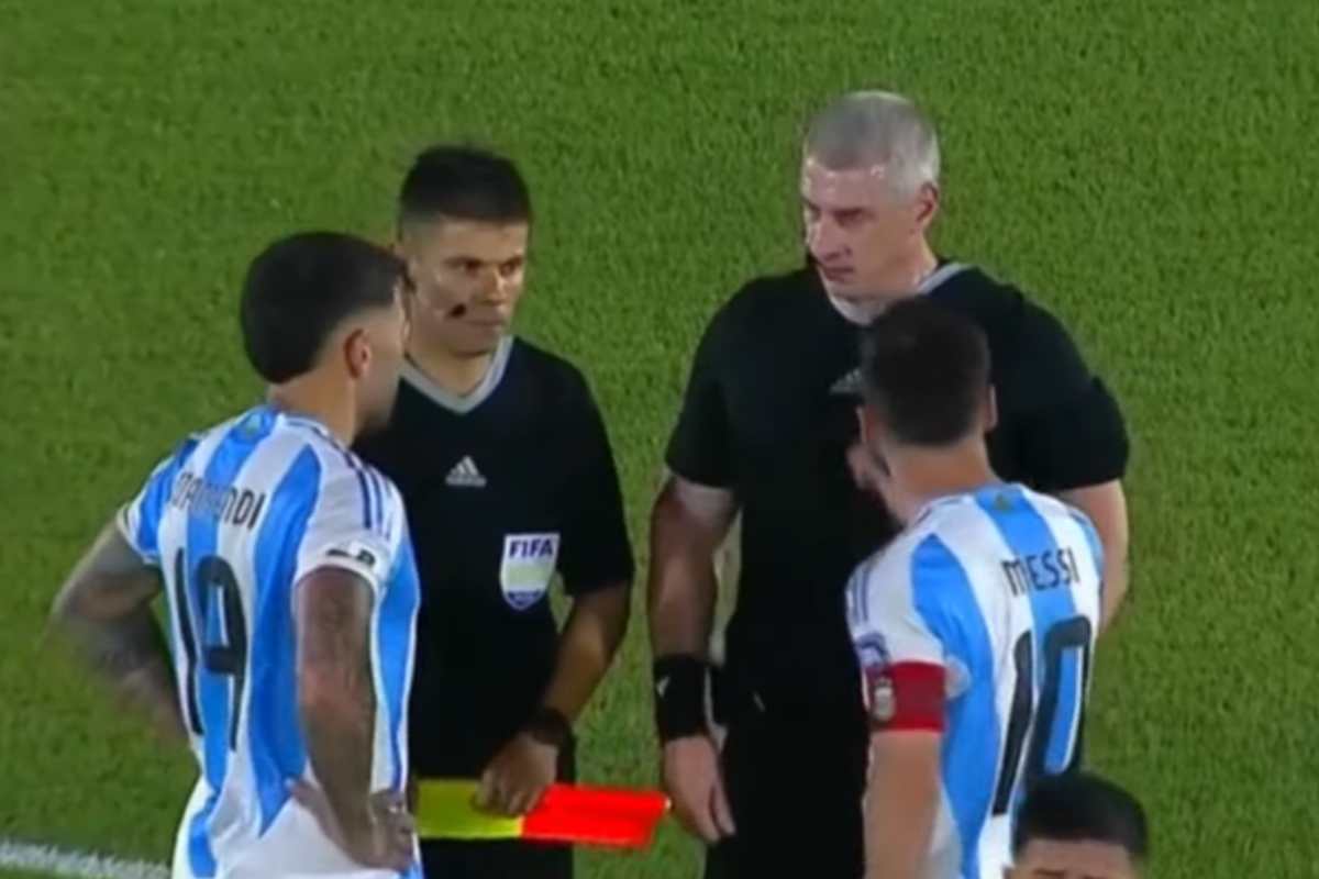 Messi protesta contro l'arbitro Daronco