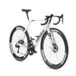 Colnago y1rs: la bici che potrebbe far volare pogacar grazie al manubrio innovativo