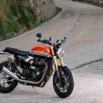 Due anime, una sola moto: il confronto tra triumph speed twin 1200 e 1200 rs