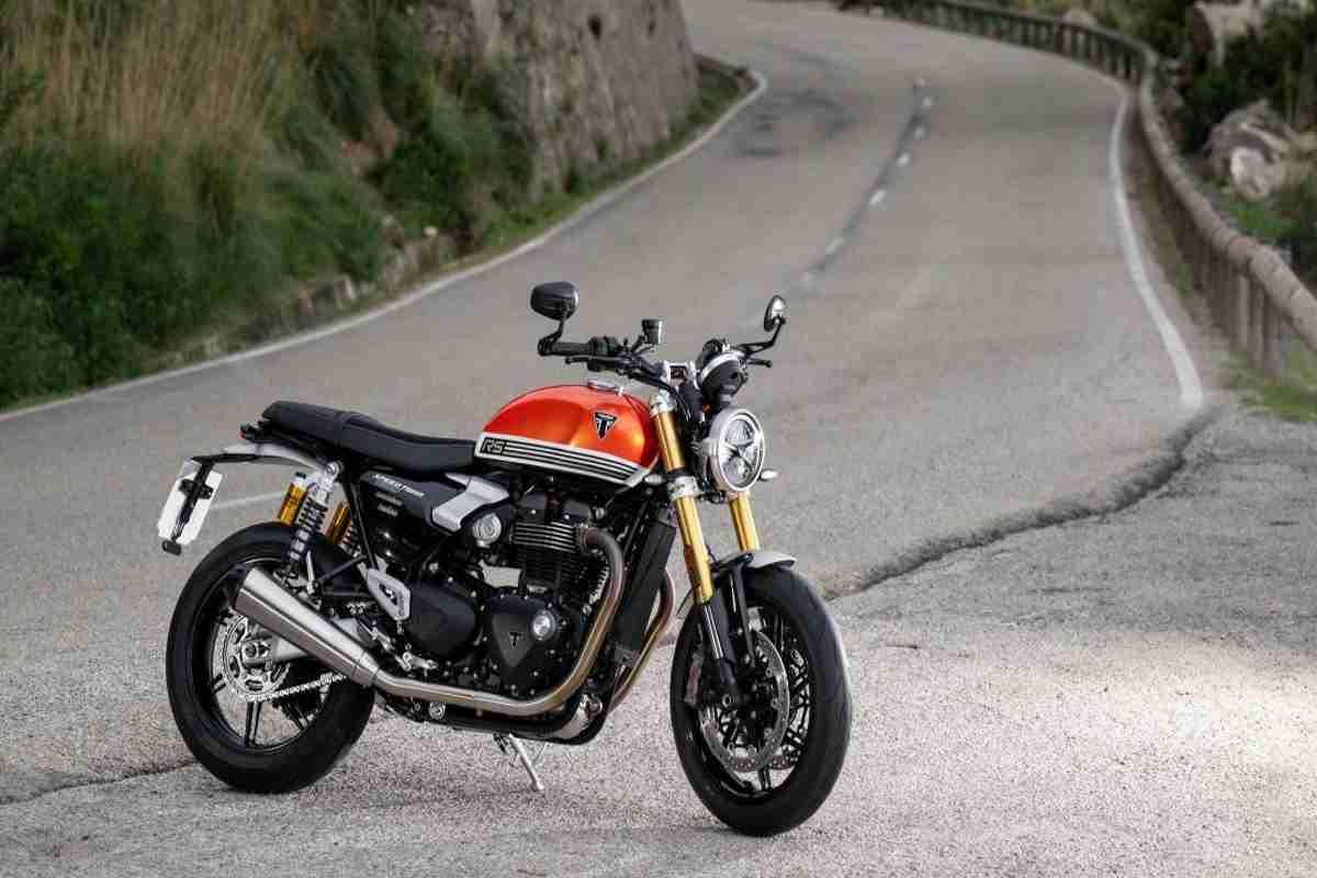 Due anime, una sola moto: il confronto tra triumph speed twin 1200 e 1200 rs