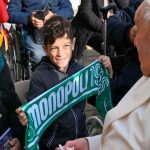 Il post di papa francesco che ha fatto impazzire il web grazie a un bambino e alla sua sciarpa