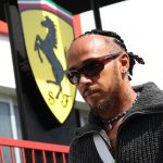 Hamilton sorprende: il primo casco giallo in pista rompe il tradizionale rosso