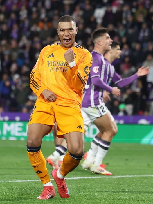 Mbappè fa la storia con una tripletta, il Real Madrid conquista la vetta della Liga