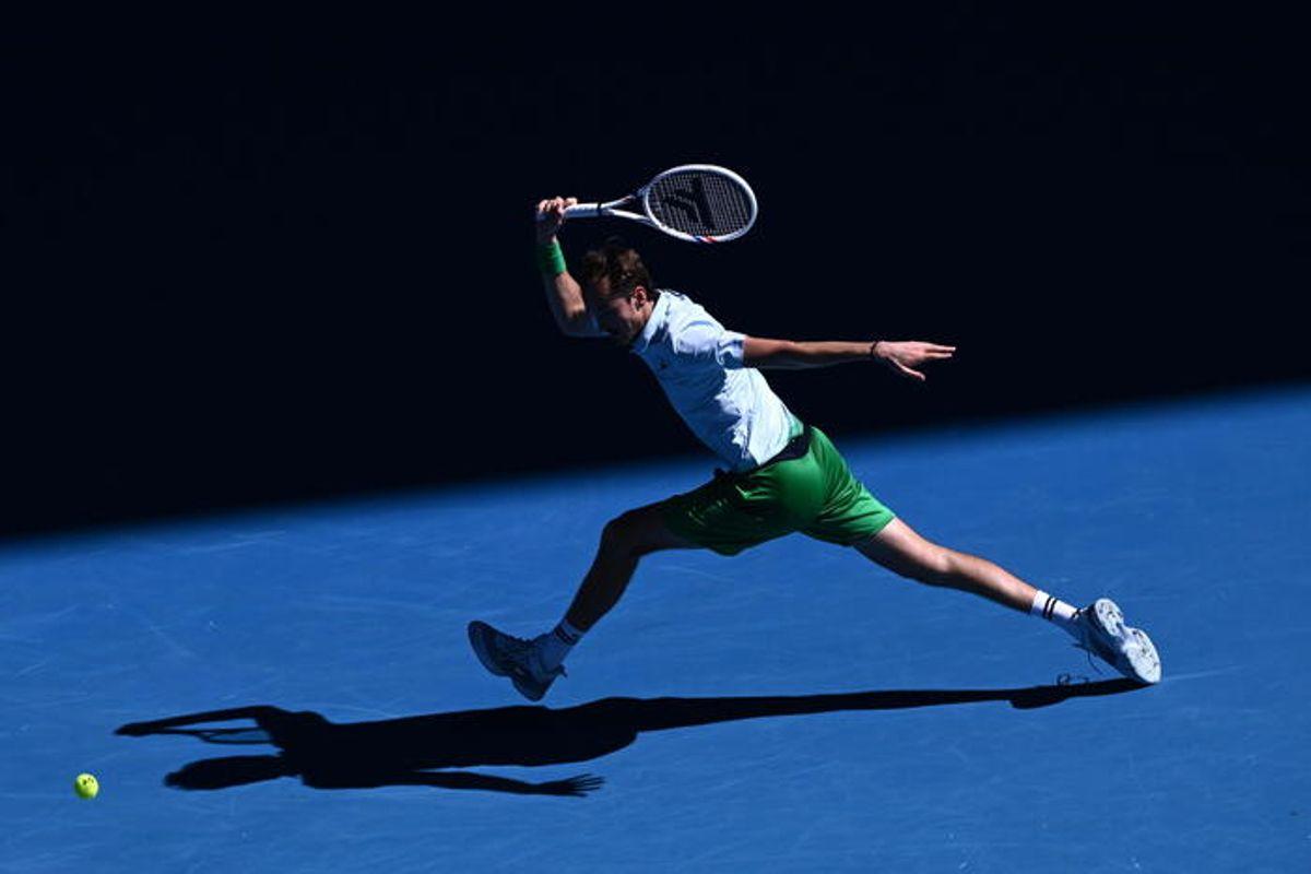 Medvedev in crisi all'Australian Open: la telecamera fa le spese della sua frustrazione