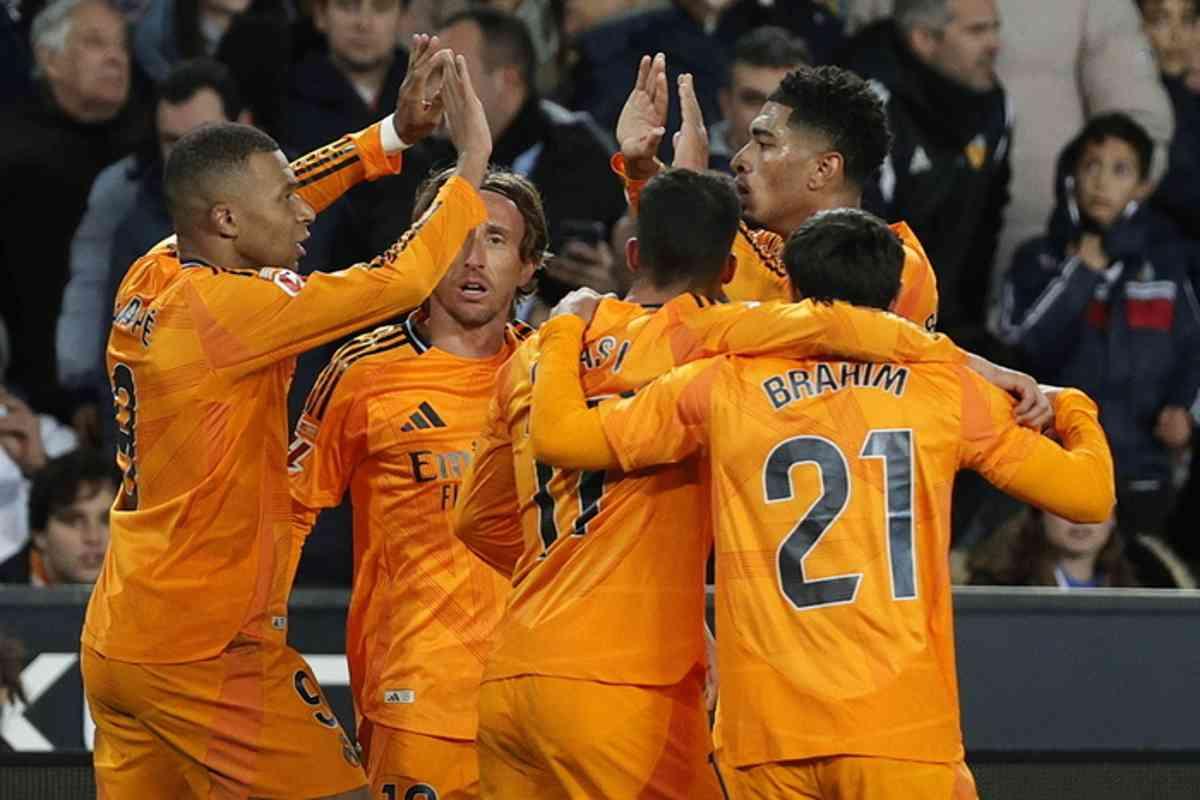 Real supera il valencia in dieci e conquista la vetta della liga