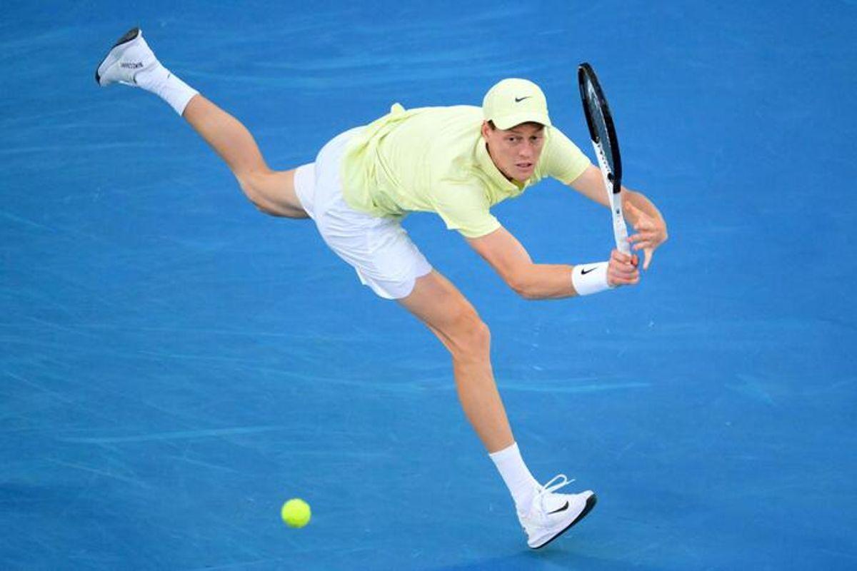 Sinner conquista la finale degli Australian Open battendo Shelton con un netto 7-6, 6-2, 6-2