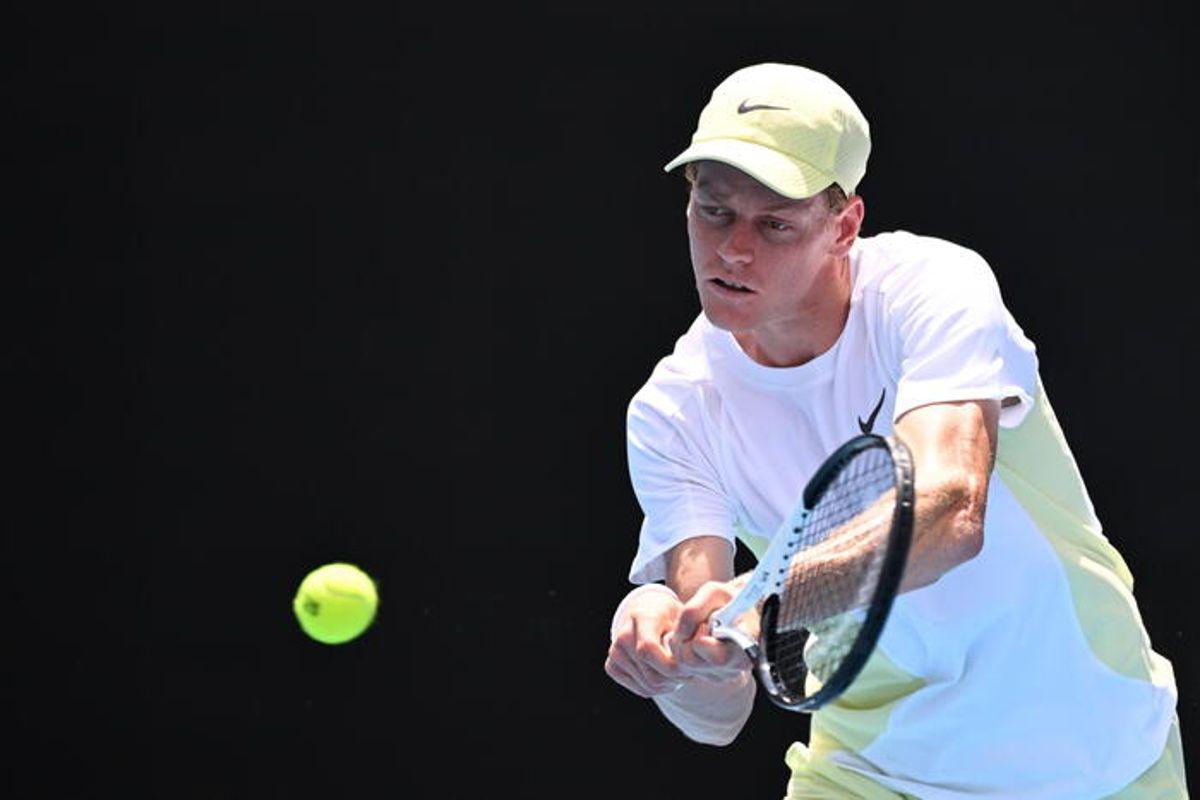 Sinner si prepara al chiuso per la sfida contro De Minaur all'Australian Open