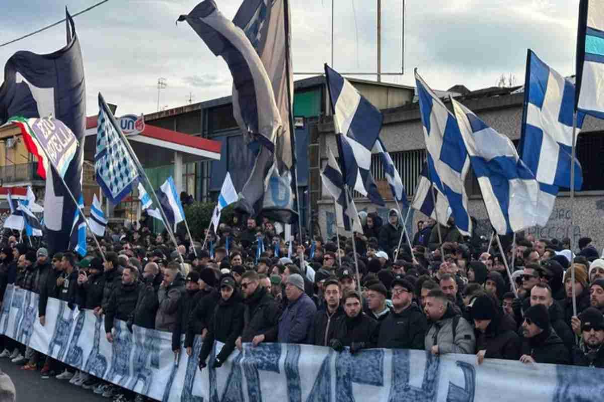 Tifosi in delirio a Capodichino per l'addio al Napoli