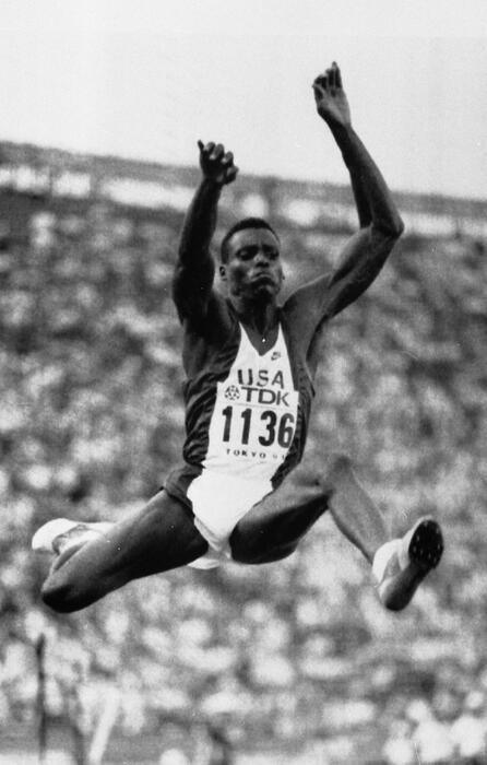 Carl Lewis lancia una nuova era nel salto in lungo senza 'stacco'